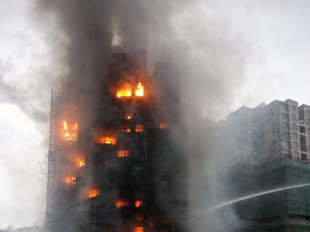 El edificio quedó arrasado por las llamas