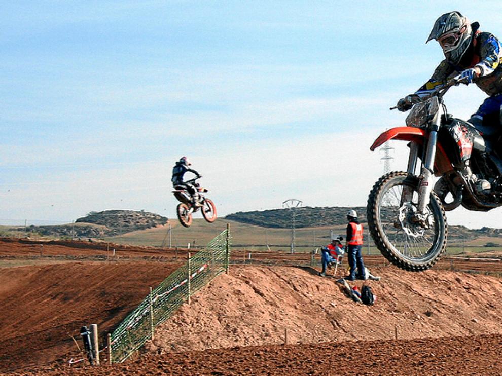 Los pilotos de motocross deleitaron al público de saltos espectaculares y carreras trepidantes