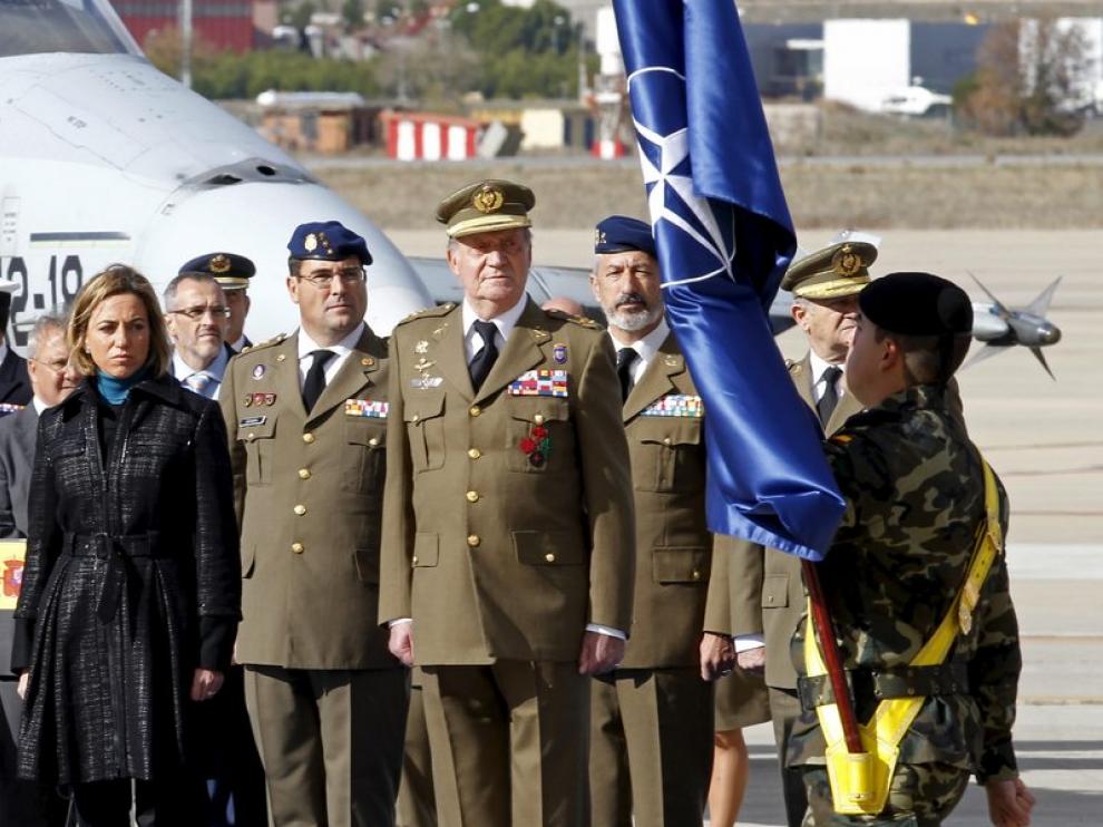 El rey contempla el desfile, hoy en la base de Torrejón de Ardoz