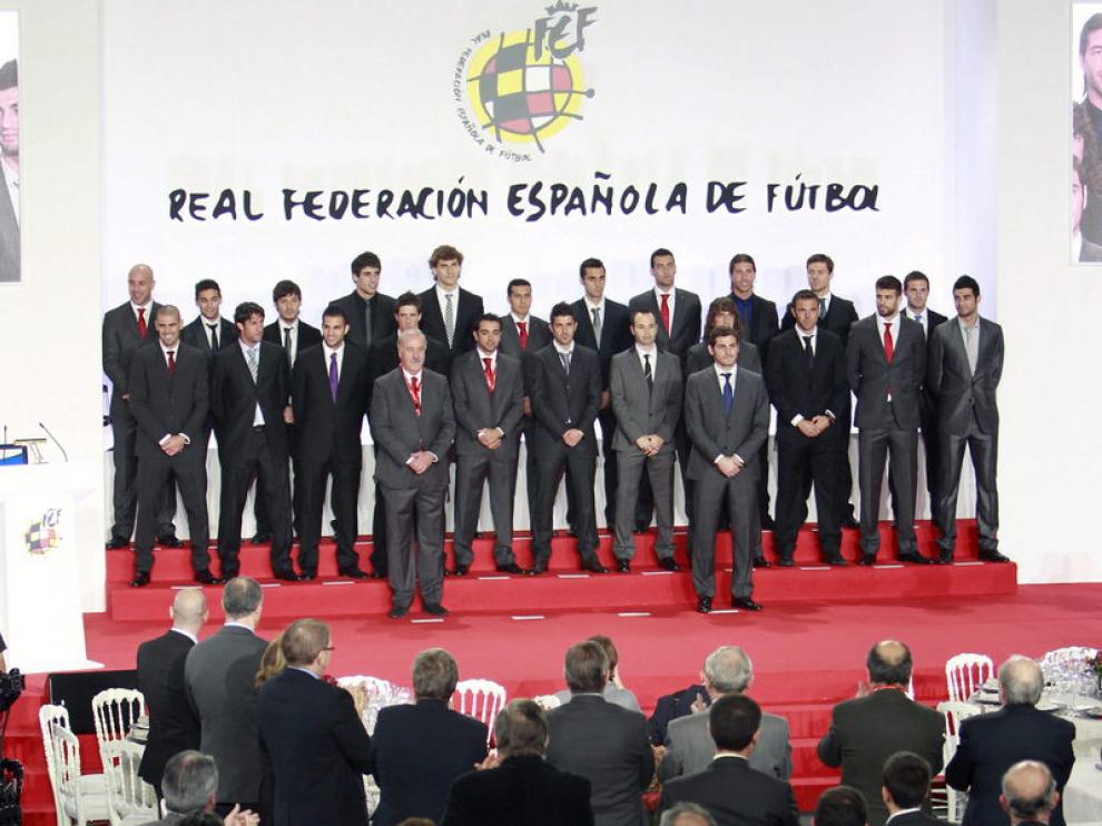Jugadores de otras épocas que han pertenecido a la selección aplauden a la campeona del mundo