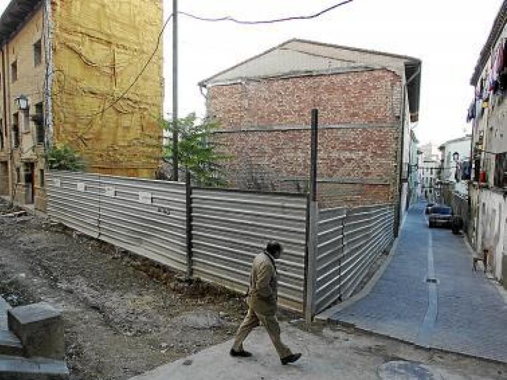La calle Alfonso -dcha.- está acabada y Petronila -izda.-, avanzada.