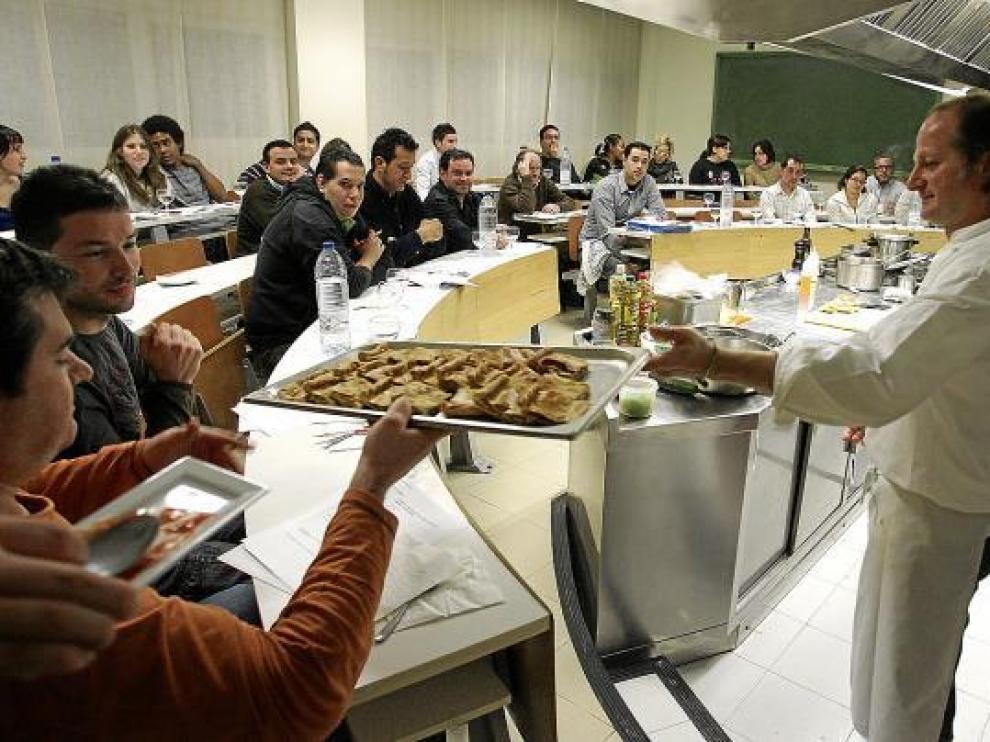 Xosé Cannas explica a los asistentes al curso cómo elaborar la empanada de sardinillas.