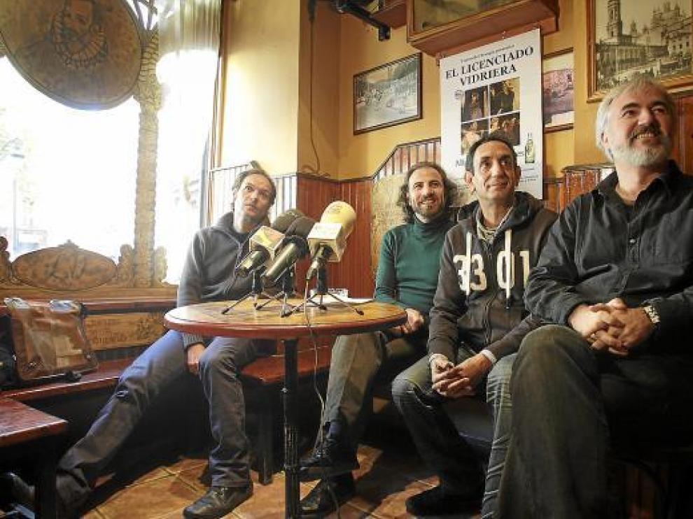 Javier Aranda, Carlos Martín, José Luis Esteban y Alfonso Plou, ayer, en el bar El Licenciado Vidriera.