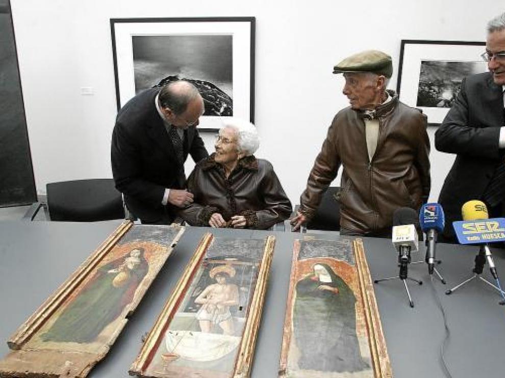 José Beulas y María Sarrate, en el centro, y el director general de patrimonio, con una de las piezas.