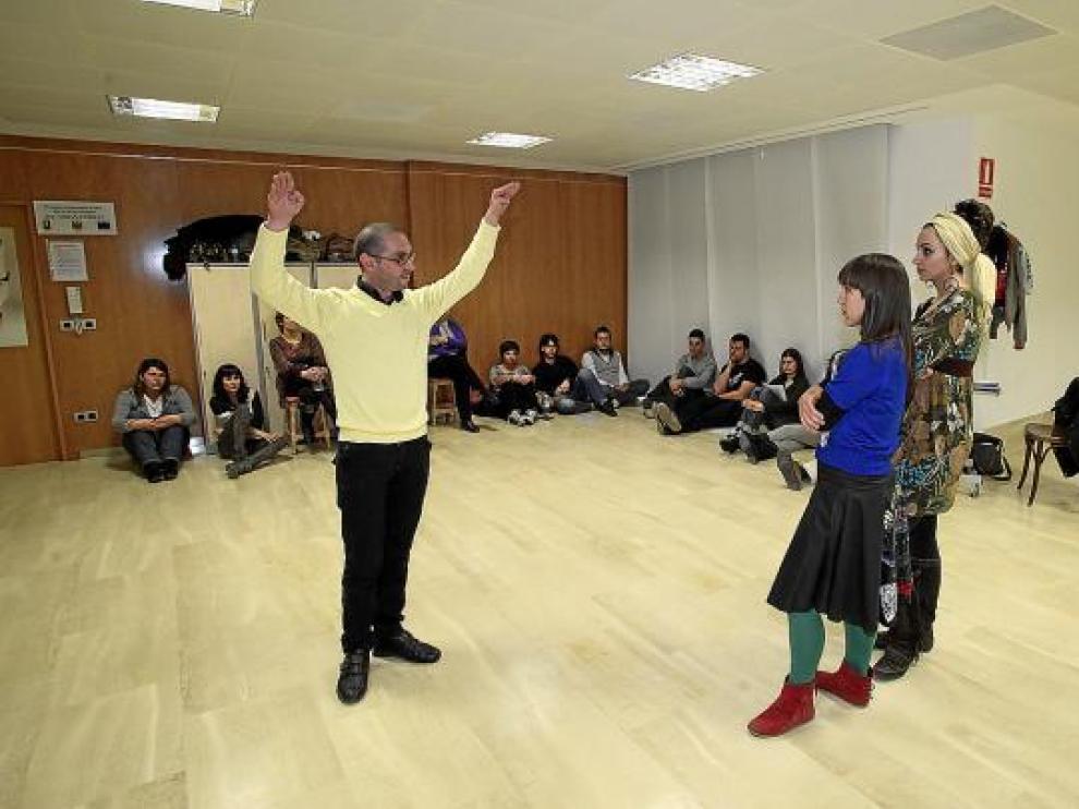 Un grupo de actores aficionados asisten a las clases de interpretación.