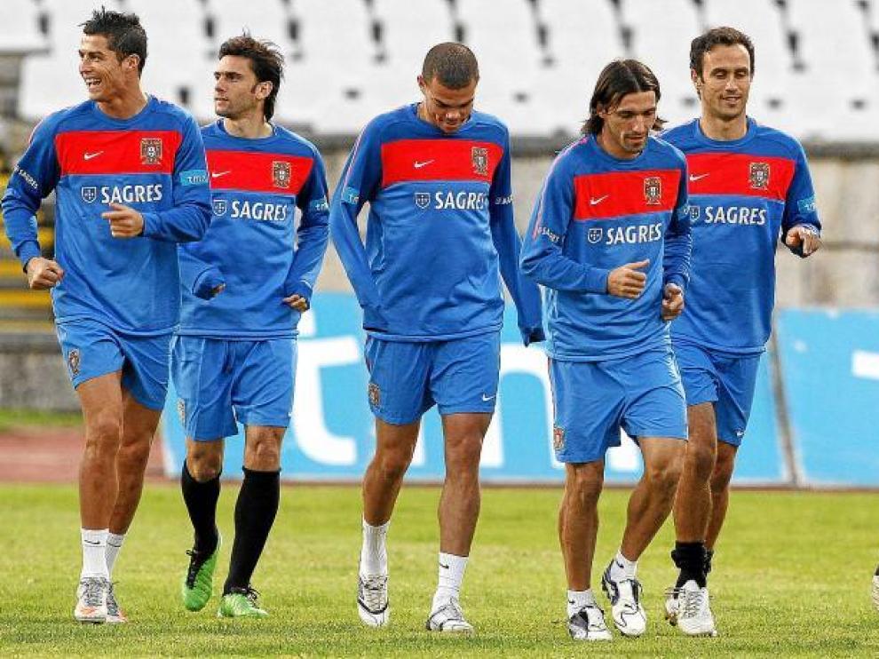 Los portugueses durante el entrenamiento de ayer.