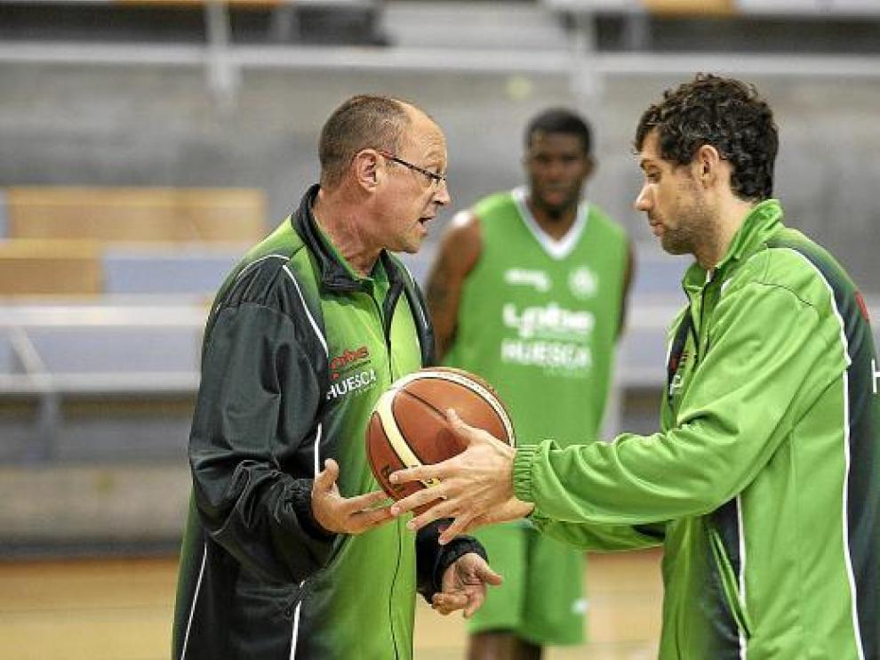Navarro con Chus Aranda y Johnson, en un segundo plano, durante un entrenamiento del Lobe.