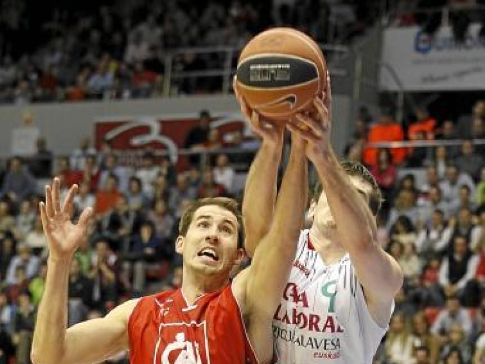 Chubb disputa un rebote con un jugador del Caja Laboral.