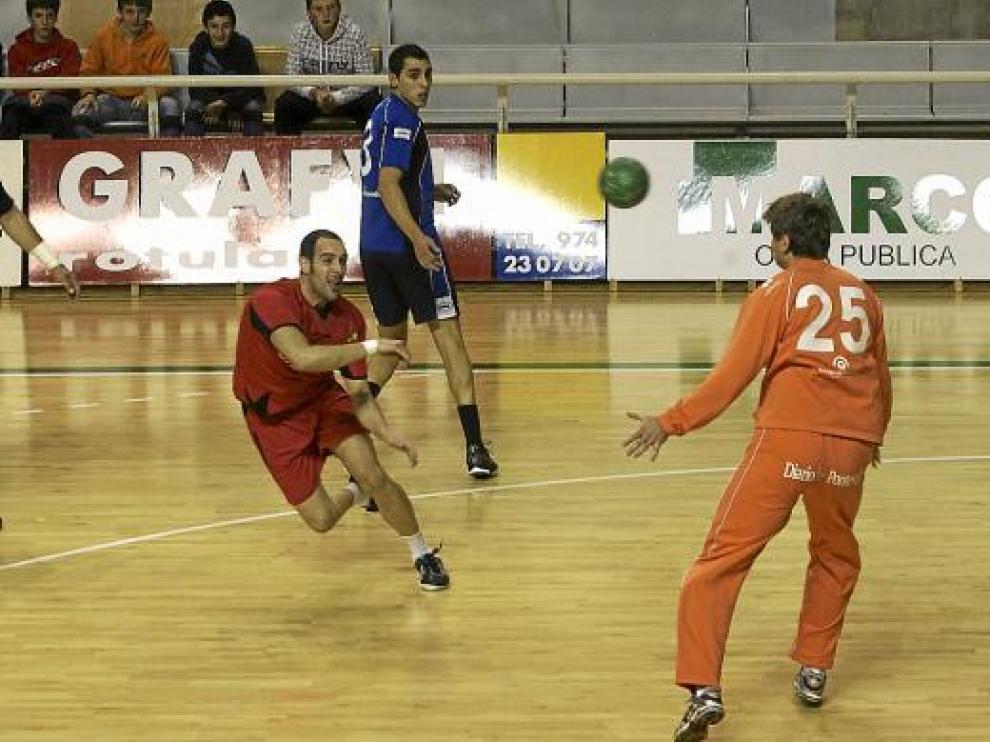 Esteban finaliza una jugada contra el Teucro en el Palacio de los Deportes.
