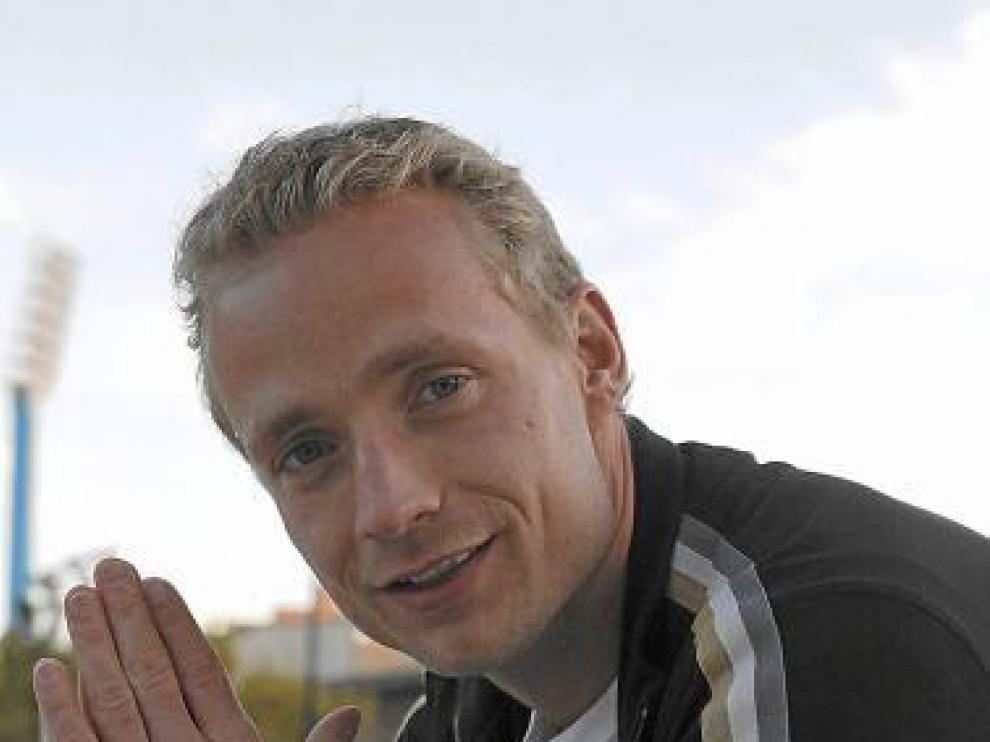 Jiri Jarosik pide perdón con La Romareda al fondo.