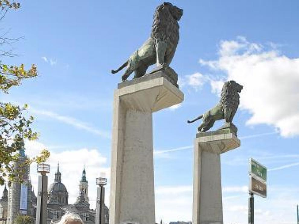 Isabel y José Luis, como los leones: custodios del puente.