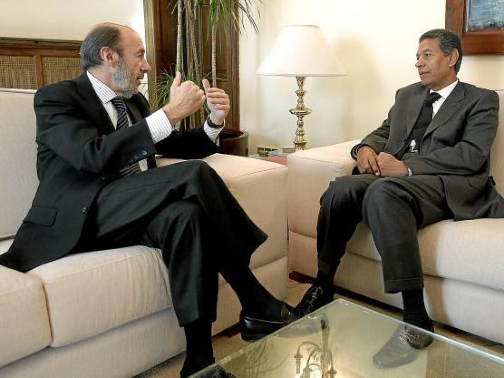 Pérez Rubalcaba, con el titular de Interior marroquí, Taib Cherkaui, ayer en Madrid.