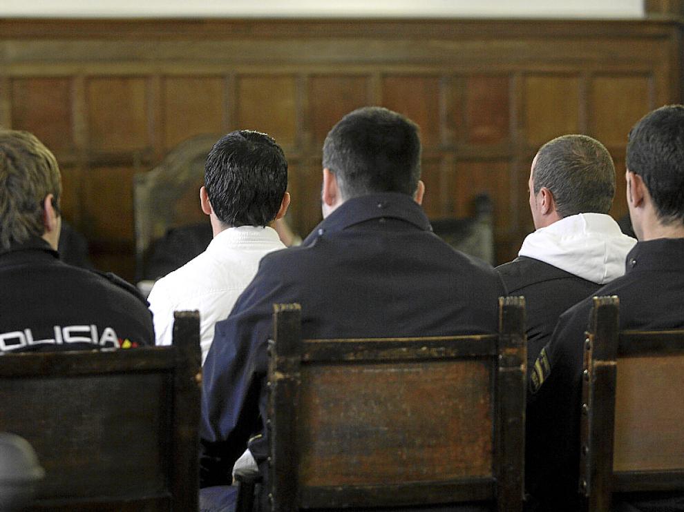 Los dos acusados, con camisa y capucha blanca, durante el juicio.