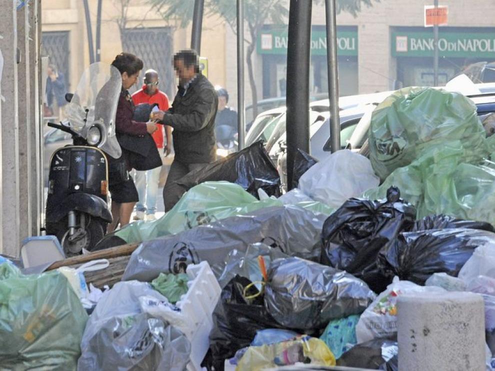 Rosa Russo Iervolino, alcaldesa de Nápoles, contempla diariamente montañas de basura al salir de su domicilio