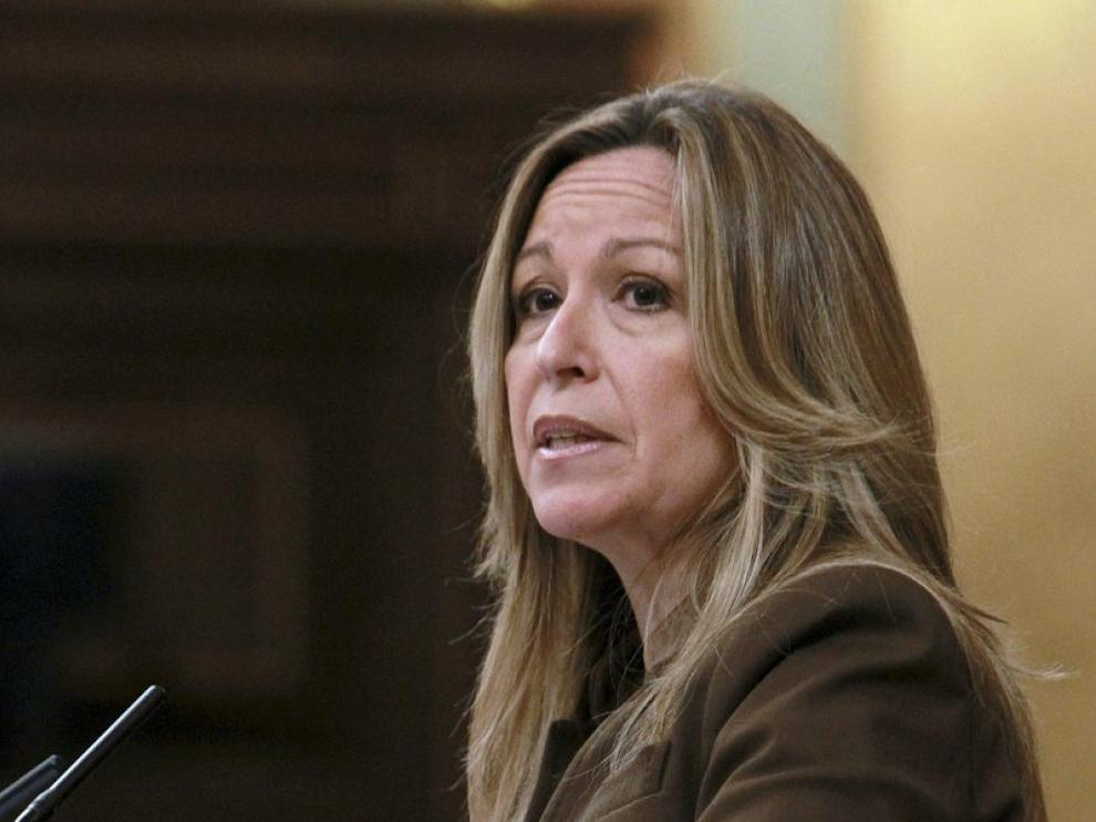 Trinidad Jiménez responde en el Congreso.