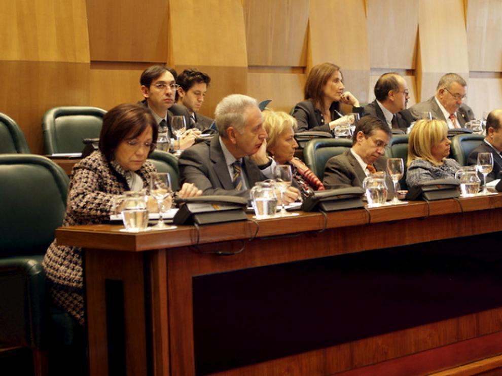 Dolores Serrat, tercera por la derecha, escucha el discurso del alcalde esta mañana