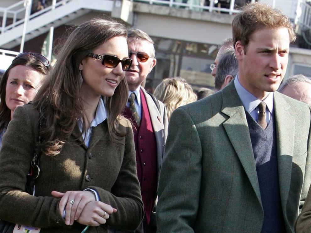 El prínipe Guillermo con su novia, Kate Middleton, en una imagen de archivo.