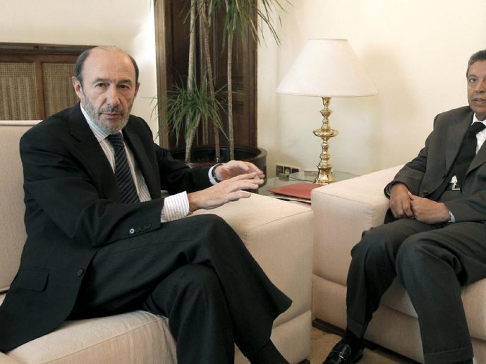 A la izquierda, el ministro del Interior español y a la derecha Taib Cherkaui