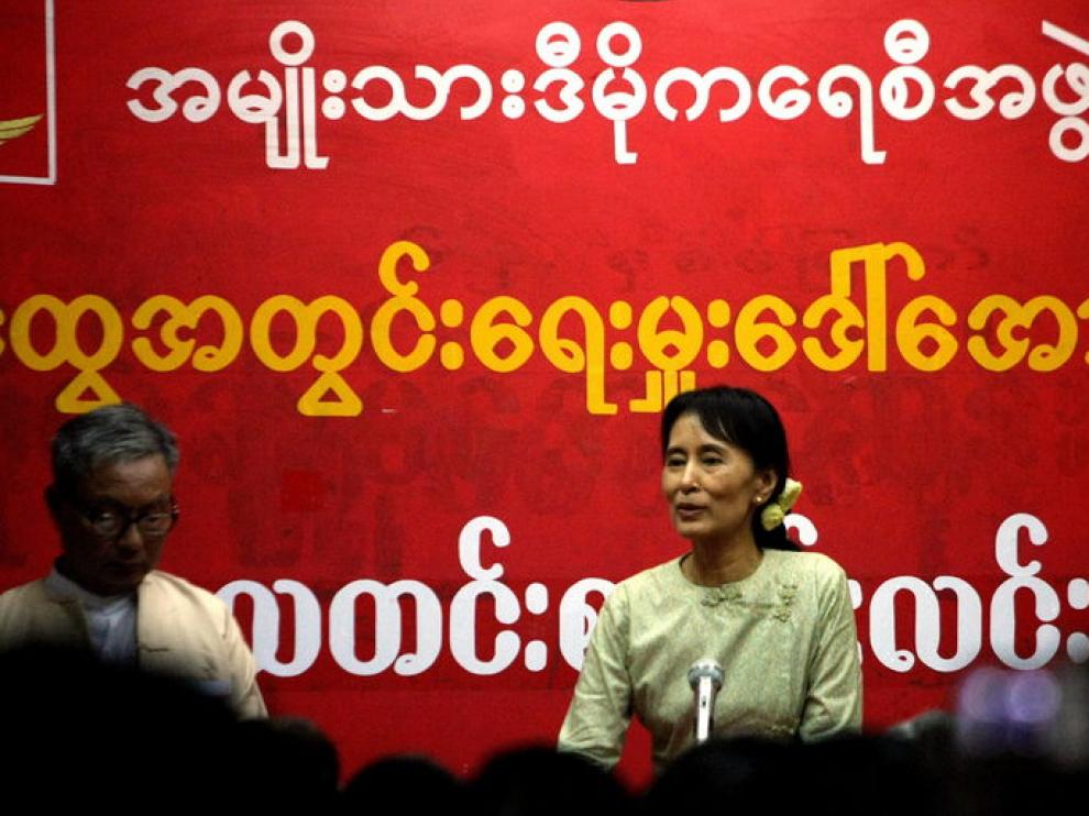 Aung San Suu Kyi habla en la sede de su partido