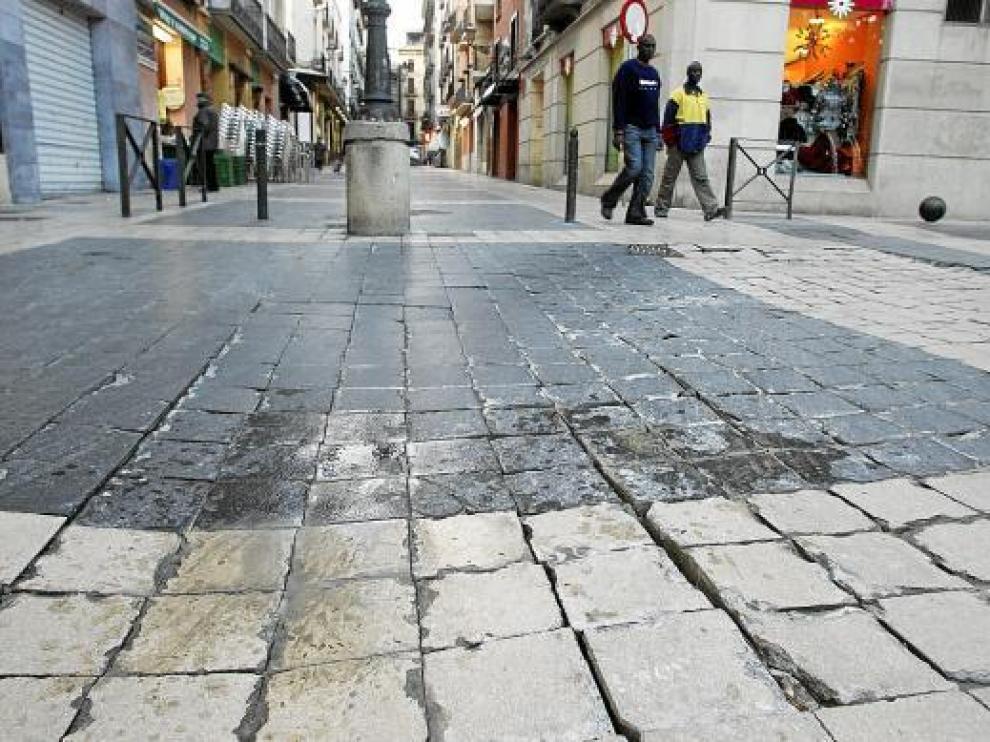 El paso de vehículos pesados ha deteriorado el pavimento en la calle de Padre Huesca.