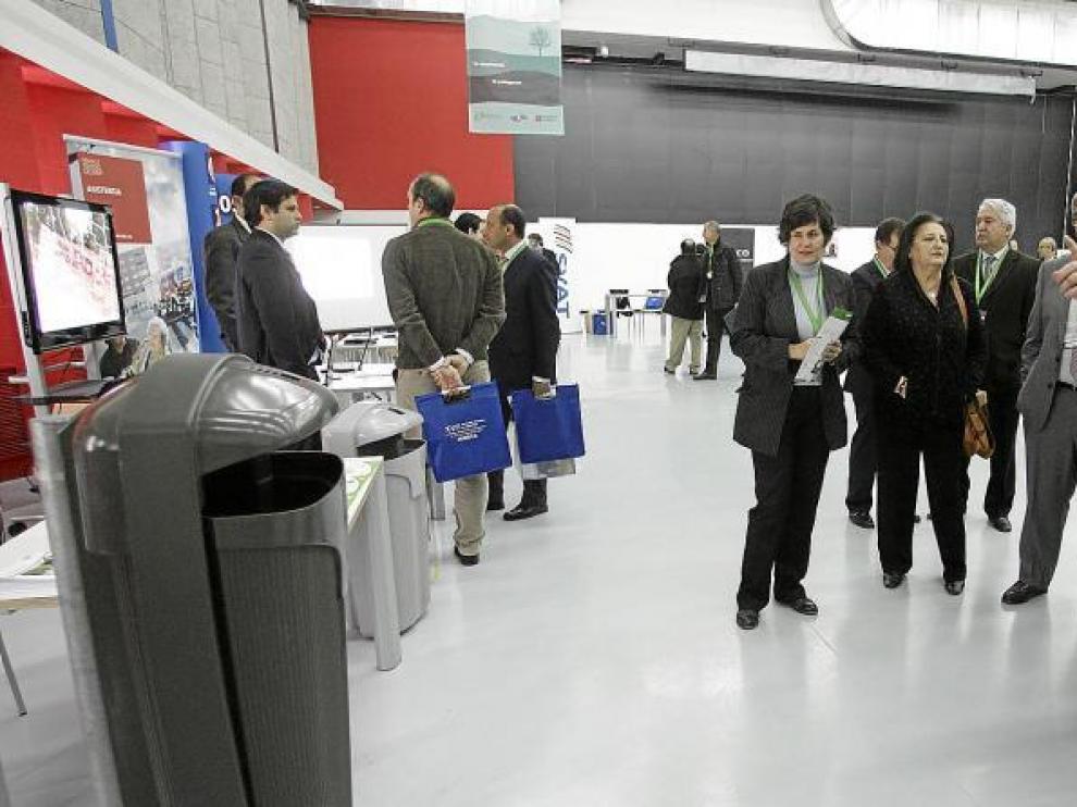 Responsables institucionales y de las empresas recorren los stand instalados en el Palacio de congresos con motivo de las jornadas.