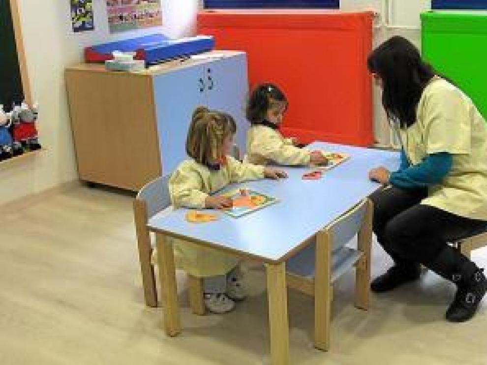 Alumnas de la escuela de Peñalba con la educadora.
