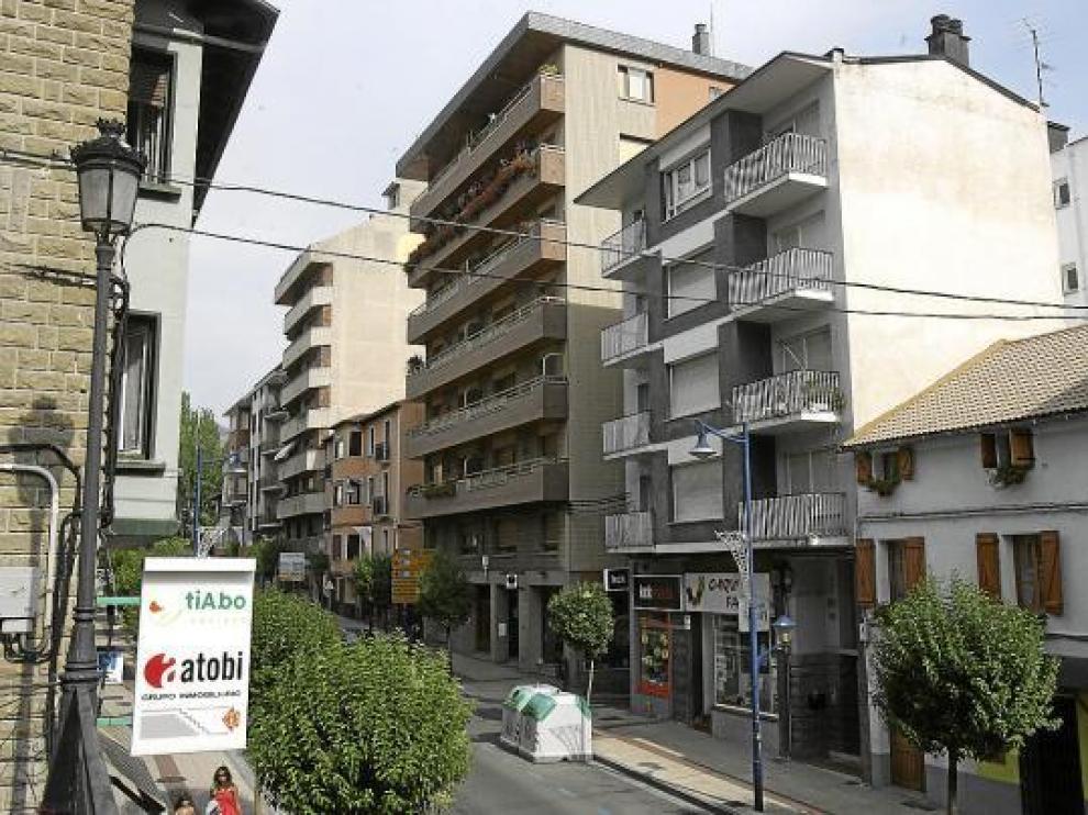 La víctima y el detenido vivieron en el mismo edificio -de cuatro plantas y de color gris- varios años.