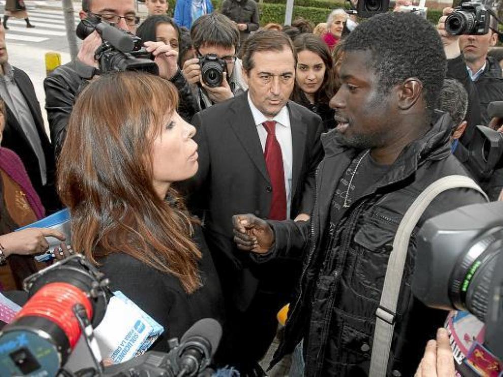 Alicia Sánchez-Camacho, hablando ayer con un senegalés en paro que la abordó en Viladecans.