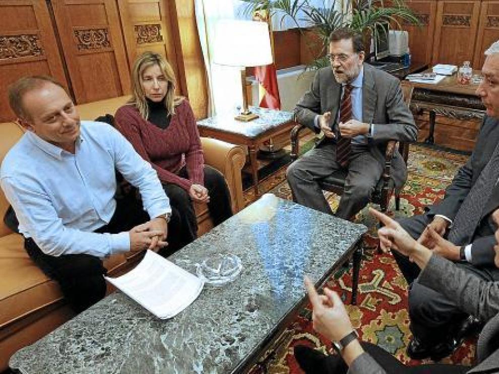 Los padres de Marta del Castillo, ayer en el Congreso con Rajoy, Sáenz de Santamaría y Arenas