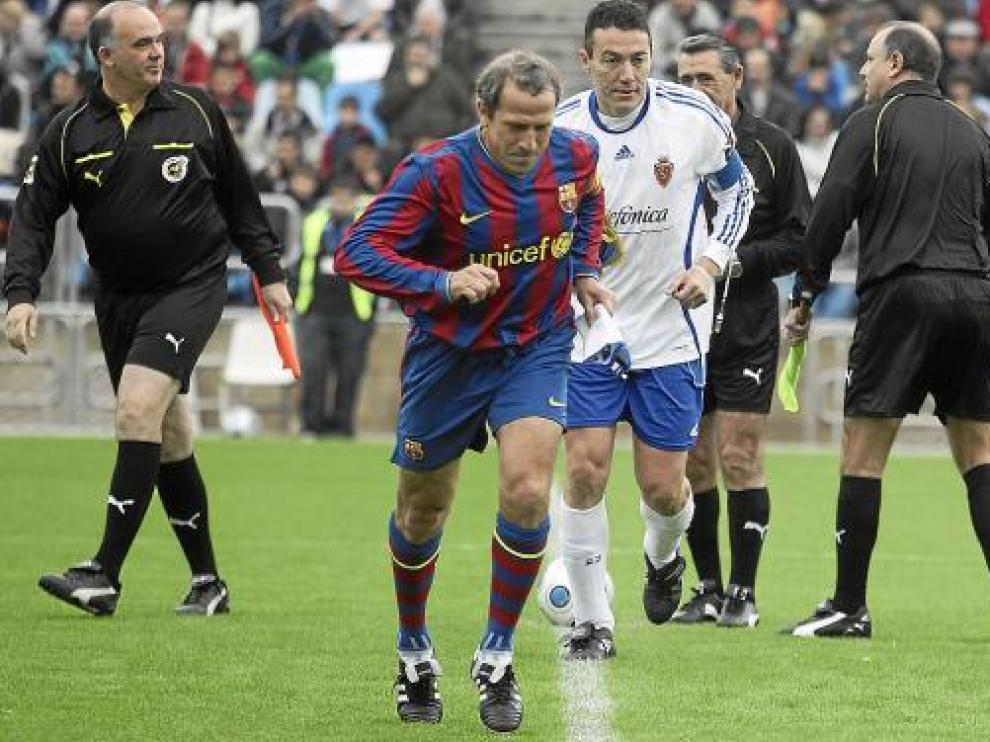 Víctor Muñoz y Xavi Aguado, como capitanes del Barça y del Zaragoza de veteranos.