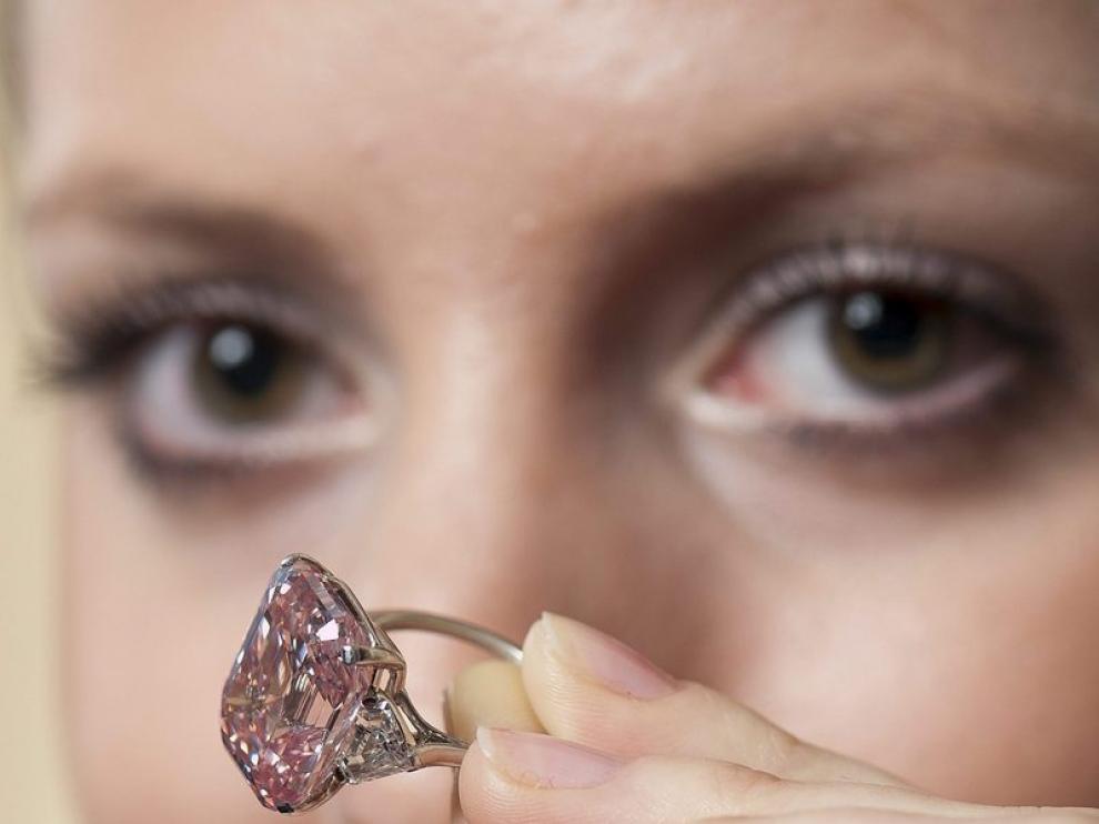 Una empleada de Sotheby's muestra el diamante