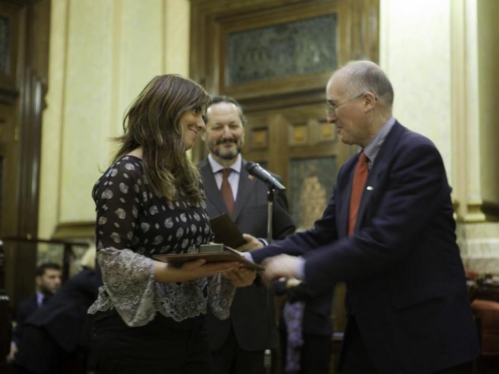 Elena Sanz recibe el Prisma de manos del rector de la Universidad de La Coruña, José María Barja