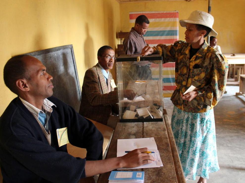 Una mujer de Antananarivo vota en el referéndum celebrado hoy en Madagascar