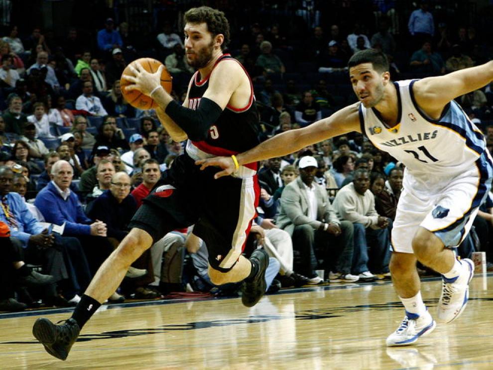 Rudy Fernández trata de marcharse de la defensa del jugador de los Grizzlies Geivis Vasquez