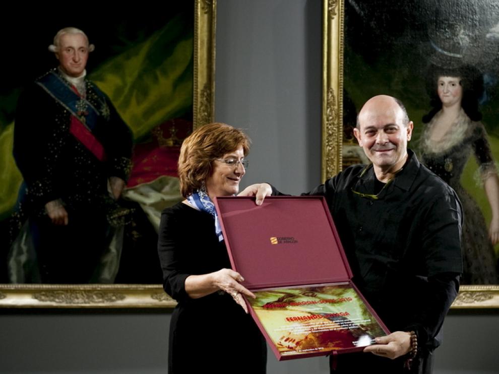 La consejera de Educación, Cultura y Deporte, María Victoria Broto, le entrega el galardón.