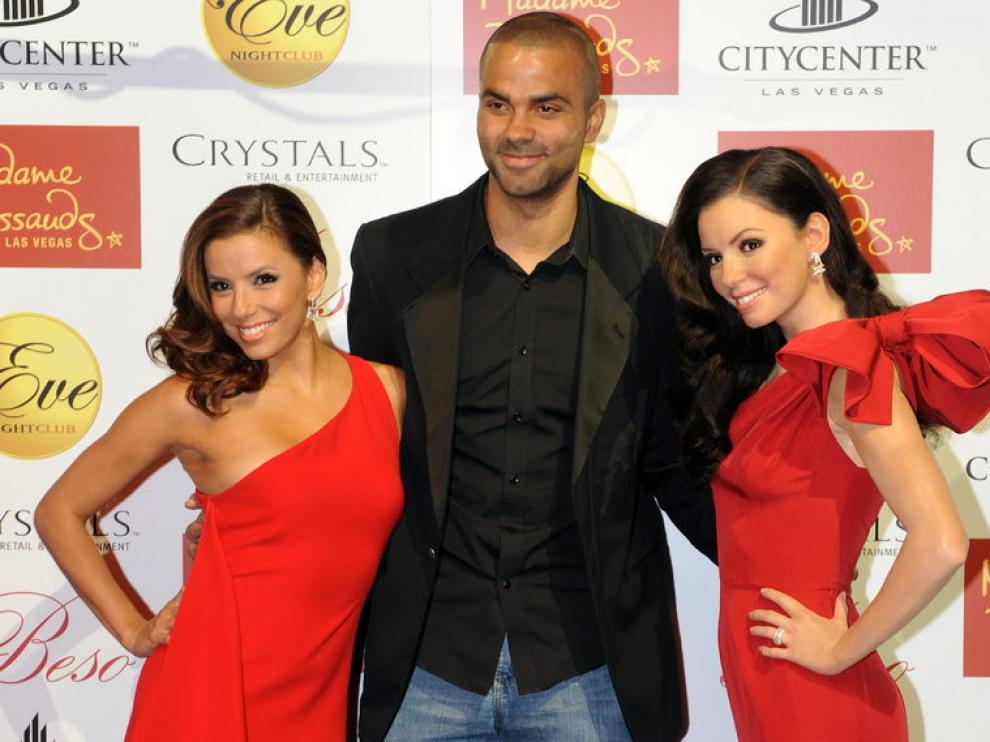 Eva Longoria junto a Tony Parker y una estatua de ella.