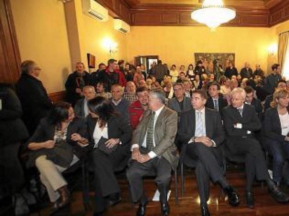 El salón de plenos, a rebosar para asistir a la elección del alcalde.