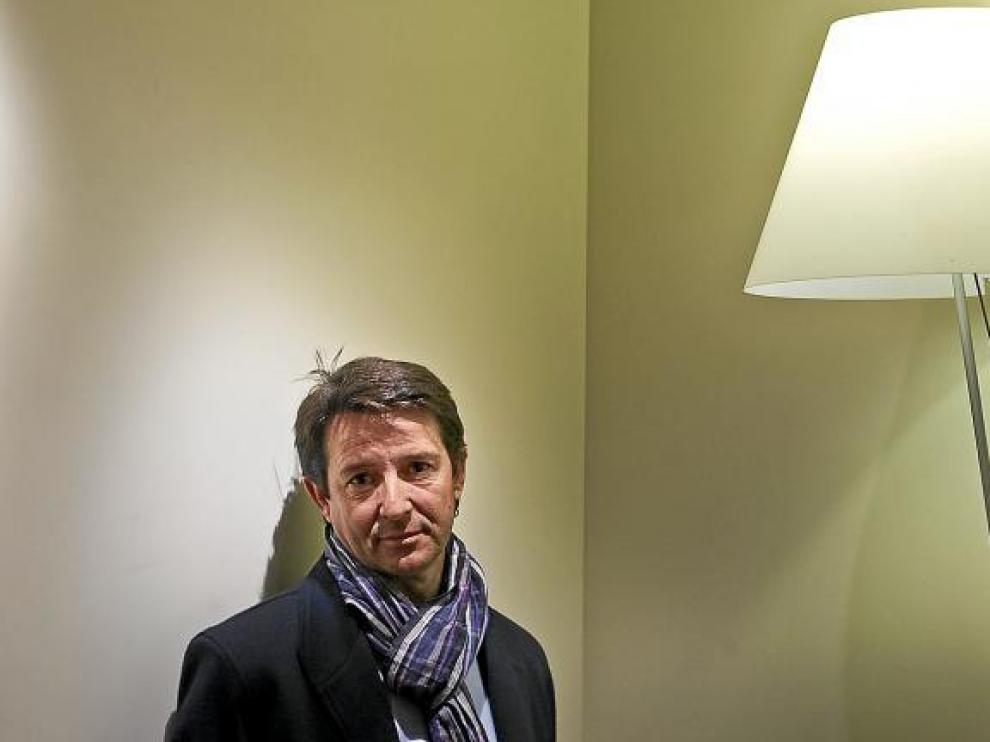 Andrés Nuño, el pastor de Carenas, se pone serio para presentar su libro. Pero le dura poco tiempo.