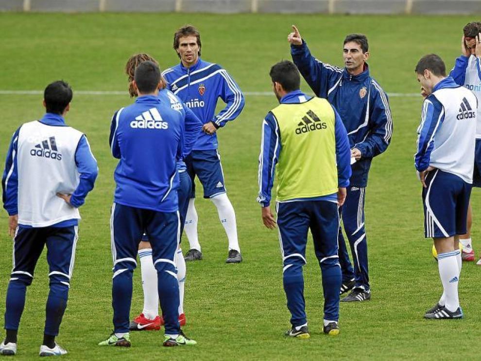 José Aurelio Gay da instrucciones a quienes han sido sus jugadores, ayer, en la Ciudad Deportiva.