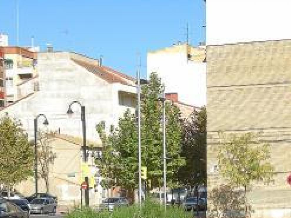 De izquierda a derecha, un solar que se usa de escombrera, un banco roto y unos jardines descuidados.