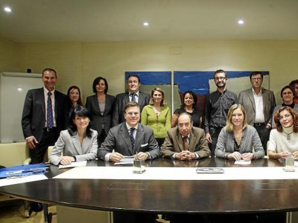 Integrantes de la asociación de mediadores CAMYN en sus oficinas de Zaragoza.