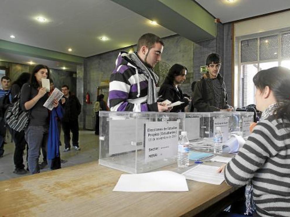 Los estudiantes -en la imagen los de Filosofía y Letras- votaron en los descansos entre clases.
