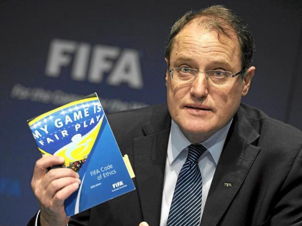 Claudio Sulser, presidente de la Comisión Ética de la FIFA, durante la rueda de prensa ofrecida ayer.