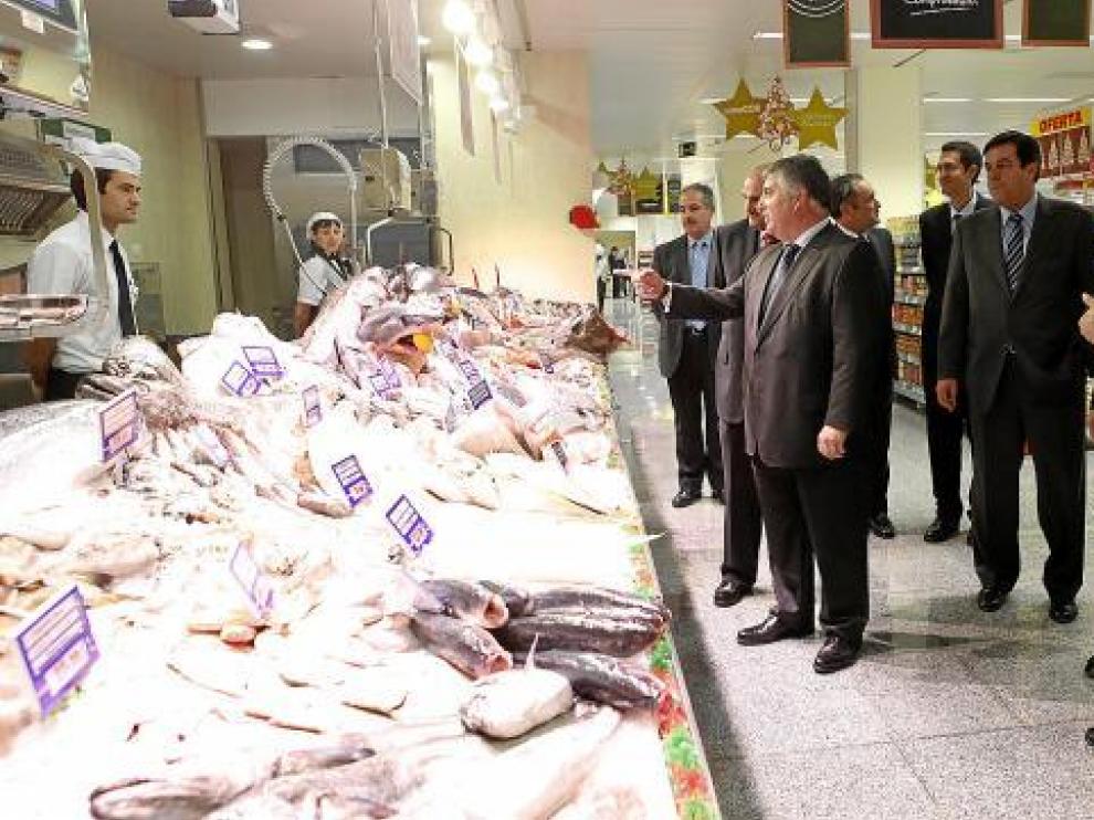 Las autoridades recorrieron las instalaciones del centro, ayer todavía sin clientes.