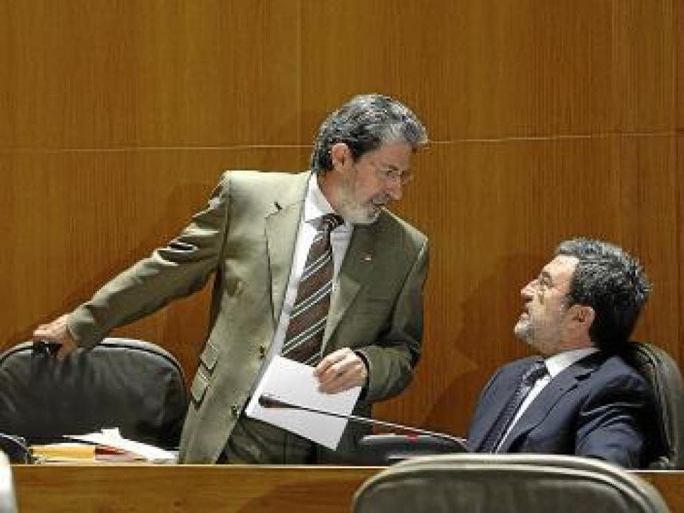 Adolfo Barrena, izquierda, conversa con Miguel Ferrer.
