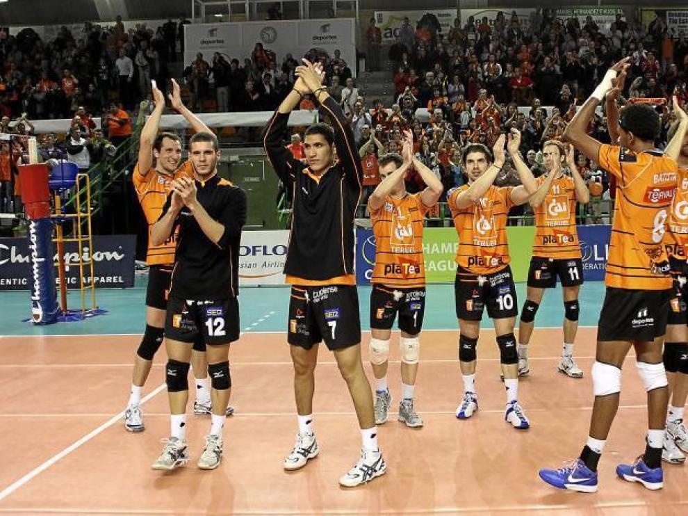 Los jugadores del CAI Teruel agradecen al público la entrega en el partido de 'Champions' jugado en miércoles en Los Planos.