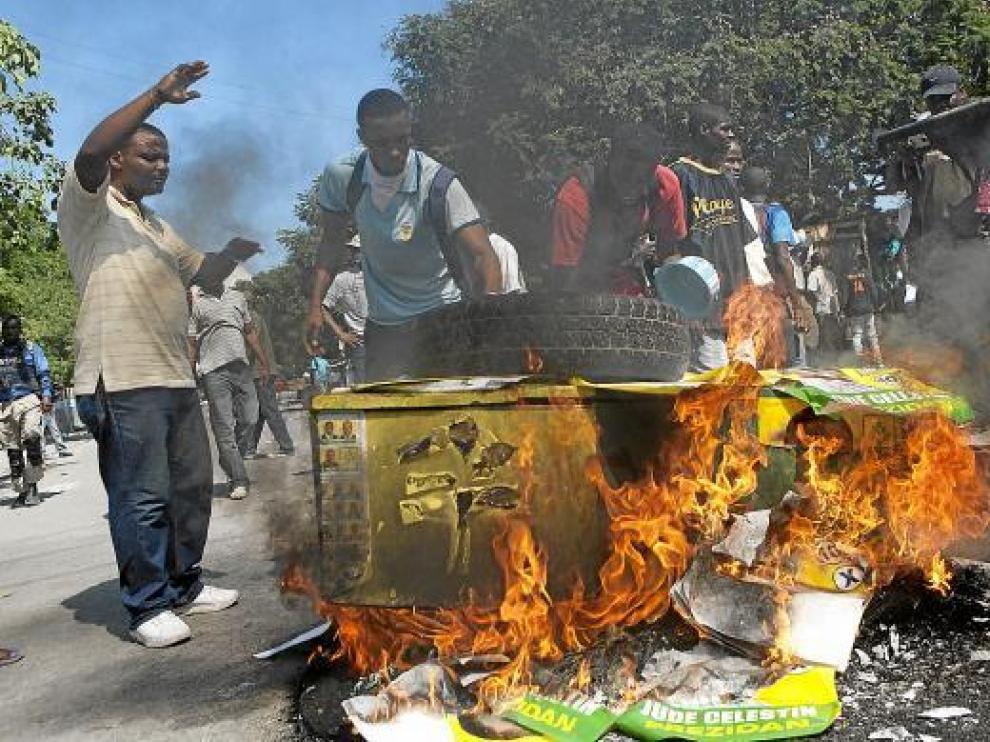 Varios manifestantes provocan un fuego ayer en una protesta contra la Minustah.