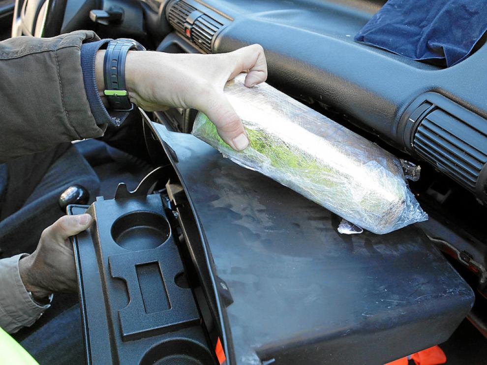 La Policía halló 1,2 kilos de cocaína en la guantera de un vehículo procedente de Madrid.