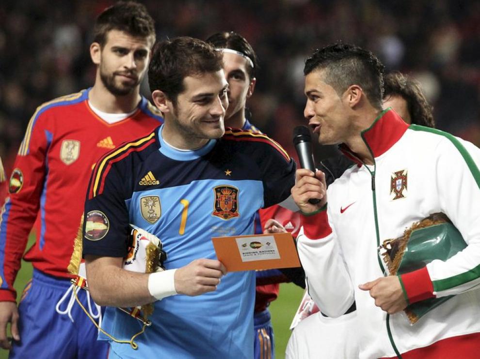 El guardameta de la selección española, Iker Casillas (c) y el delantero de Portugal, Cristiano Ronaldo