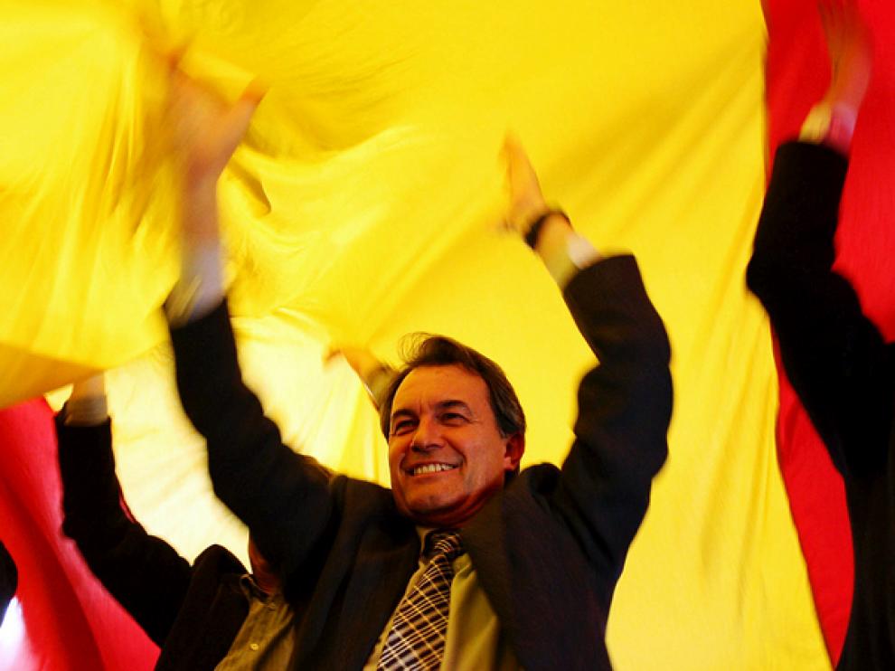 El candidato de CiU, Artur mas, levanta una 'senyera'.